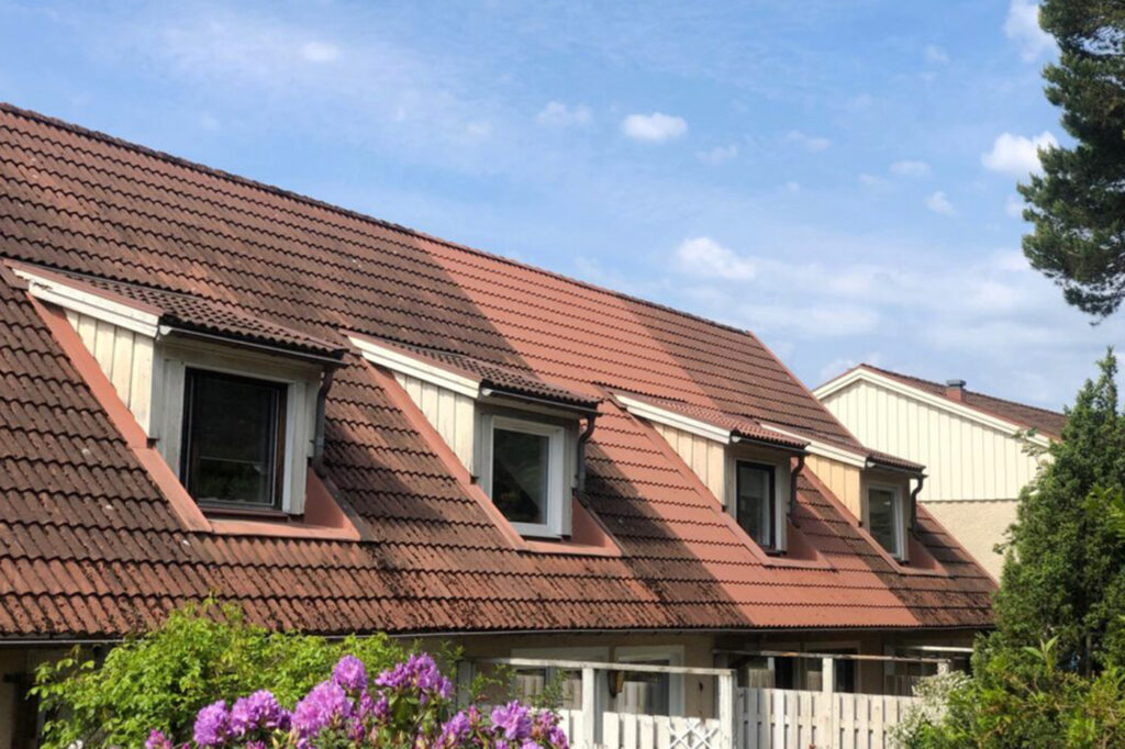 Taktvätt Skåne är proffs på att tvätta tak och garanterar ett bra resultat fritt från påväxt.